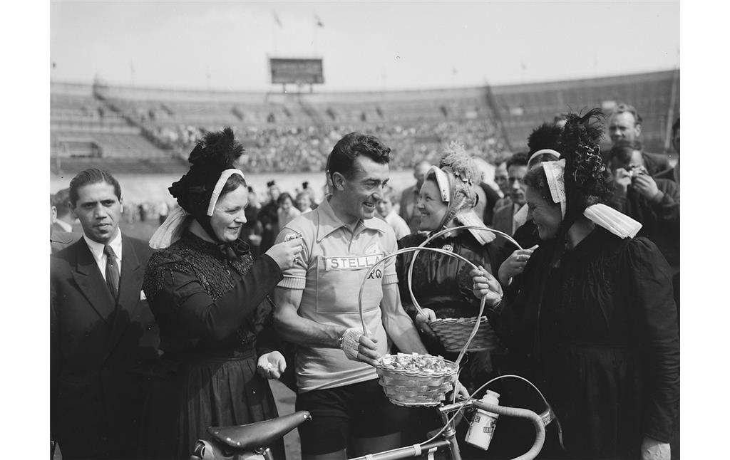 Der Sieger des Weltmeisterschafts-Radrennens 1954 auf dem Solinger "Klingenring", Louison Bobet (1925-1983), bei der Tour de France 1954.