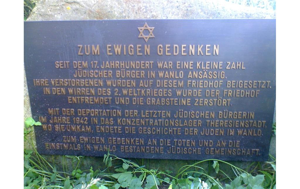 Gedenktafel mit erläuternder Inschrift auf dem Gedenkstein zum jüdischen Friedhof Mönchengladbach-Wanlo (2007)