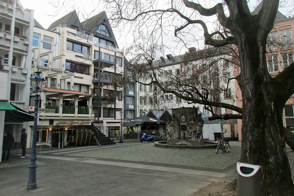 Blick in westliche Richtung entlang des Kastellsgäßchens über den Ostermannplatz im Kölner Martinsviertel in Altstadt-Nord (2019).