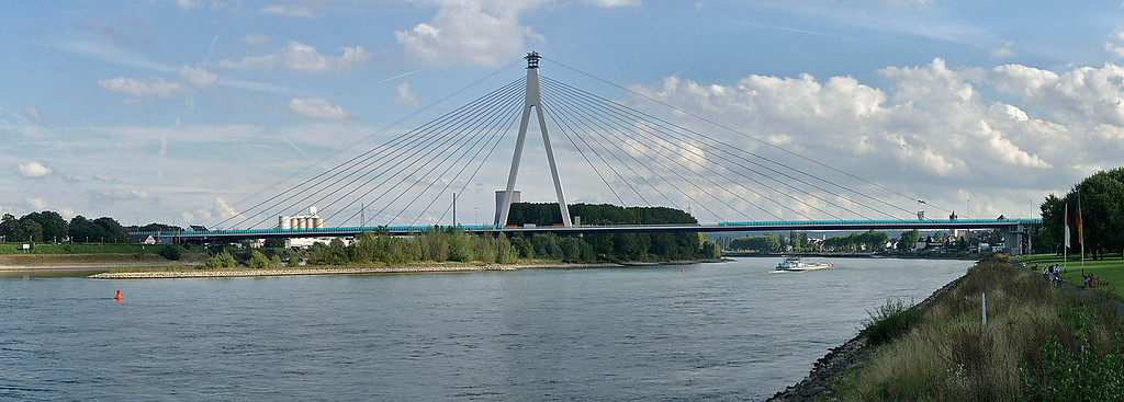 Blick auf Raiffeisenbrücke zwischen Neuwied und Weißenthurm (2004).