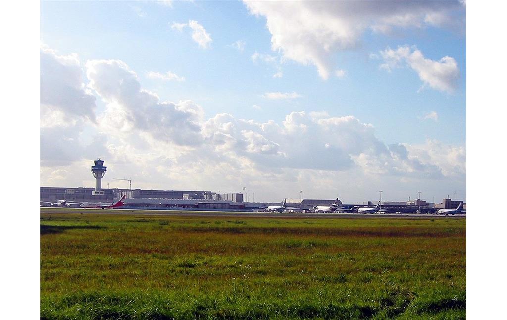 Flughafen Köln/Bonn, Ansicht aus der Wahner Heide, 2010