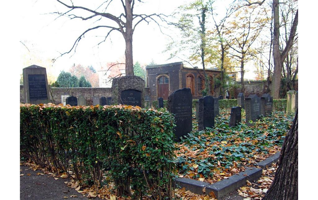 Jüdischer Friedhof am Augustusring, im Hintergrund die Leichenhalle (2011)