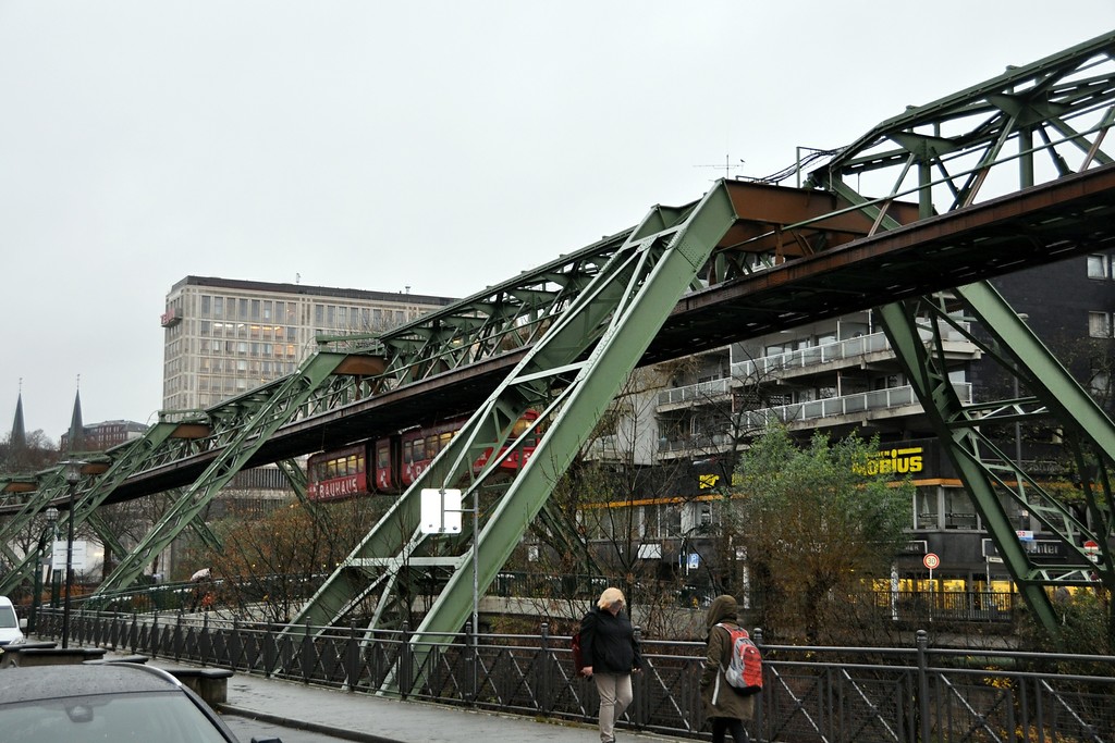Trasse der Wuppertaler Schwebebahn im Bereich der Straße Islandufer (2014).