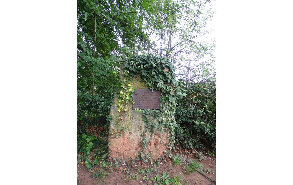 Gedenkstein für die ermordeten Juden der Gemeinde gegenüber des jüdischen Friedhofs Kommern (2020).