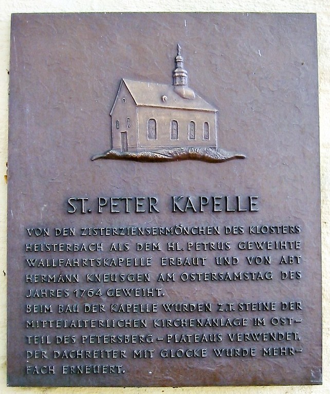 Hinweistafel neben dem Eingang in die Wallfahrtskapelle Sankt Peter auf dem Petersberg / Stromberg (2008)