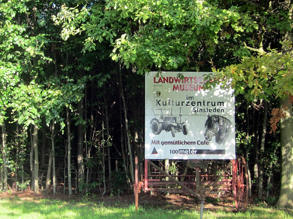 Informationsschild zum Kulturzentrum und zum Landwirtschaftsmuseum in der Gehöftgruppe Sinsteden bei Rommerskirchen (2014).