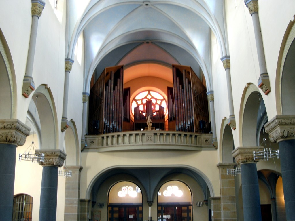 Die Orgelempore in der katholischen Pfarrkirche Herz-Jesu in Mayen (2013).