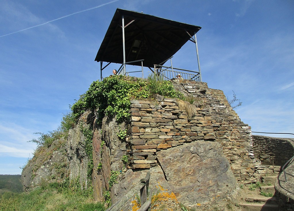 Der Überrest des Bergfrieds der Burgruine Are über dem Ort Altenahr (2019).