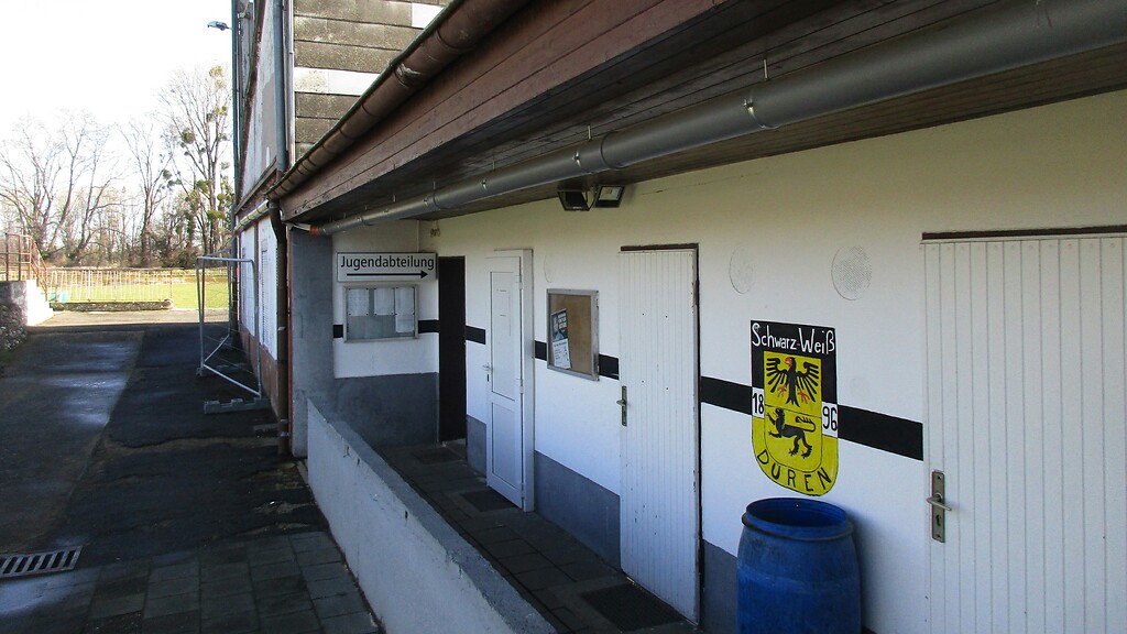 Der Eingangsbereich des Jugendstadions in Düren-Rölsdorf mit Räumlichkeiten des Vereins "Schwarz-Weiß Düren" (2021).