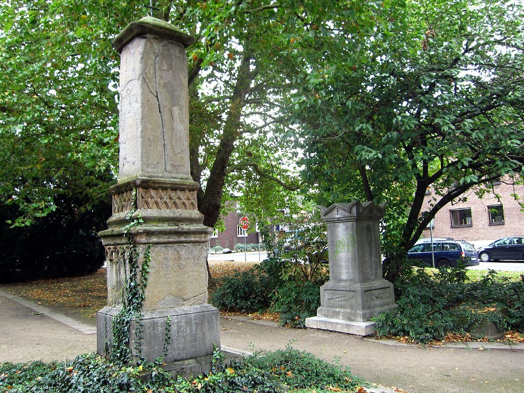 Steine auf der Grünfläche an der Ecke Werdener Straße / Friedhofstraße, nahe des jüdischen Friedhofs in der Werdener Straße in Ratingen (2011)