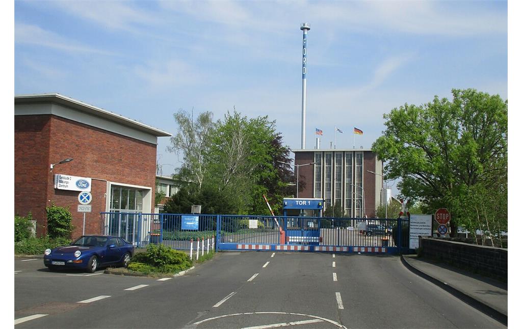 Pforte zu Gebäuden des Ford-Produktionswerks am Rheinufer in Köln-Niehl (2020).