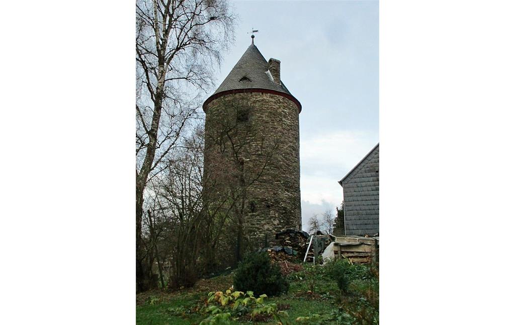 Der "Alte Turm" in Kaisersesch (2015). Blick auf die südliche Seite des Rundturms der früheren Stadtbefestigung von einem Hof in der Straße "Im Allen" aus.
