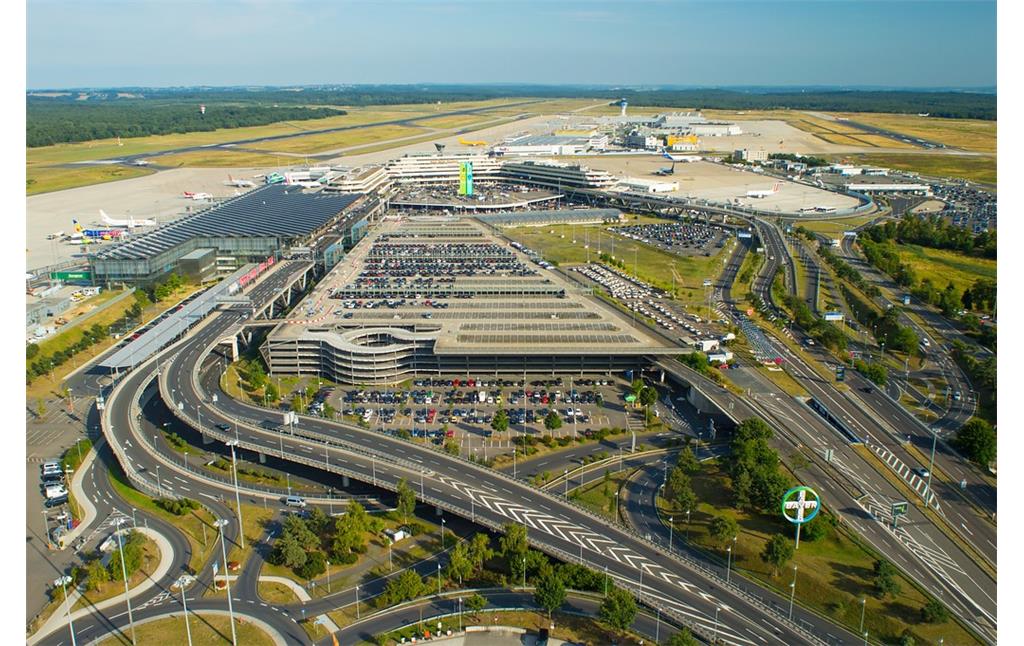 Luftbild mit einer Gesamtansicht des Flughafens Köln/Bonn (2013).