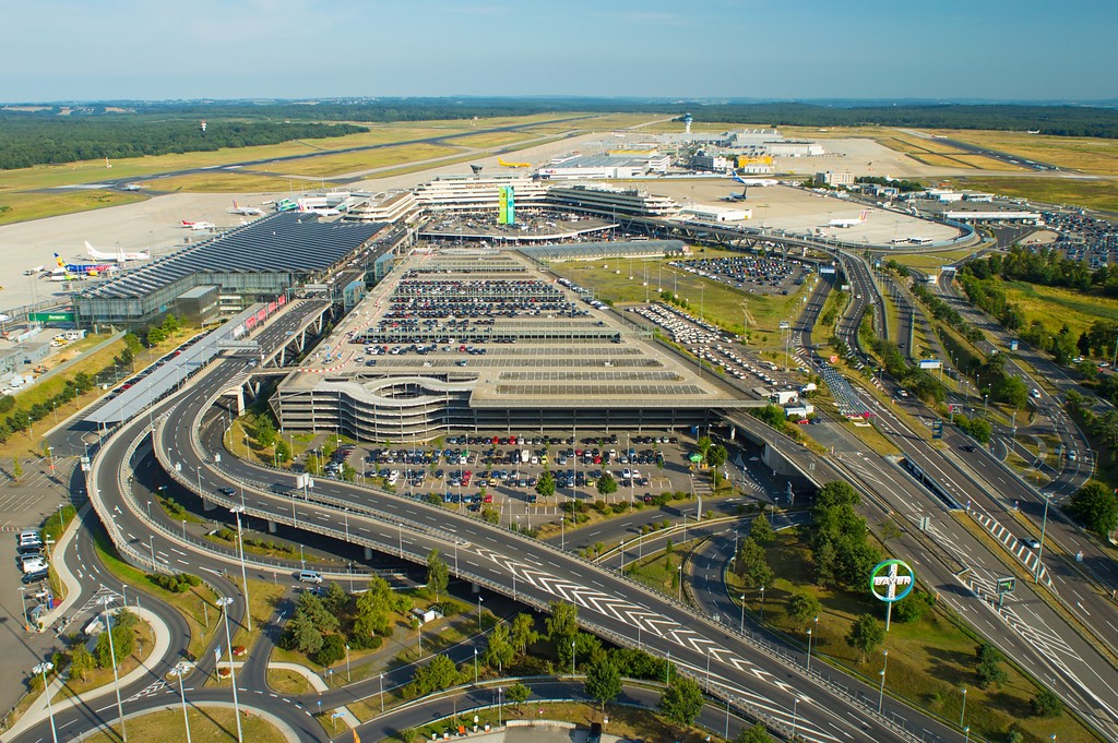 Luftbild mit einer Gesamtansicht des Flughafens Köln/Bonn (2013).