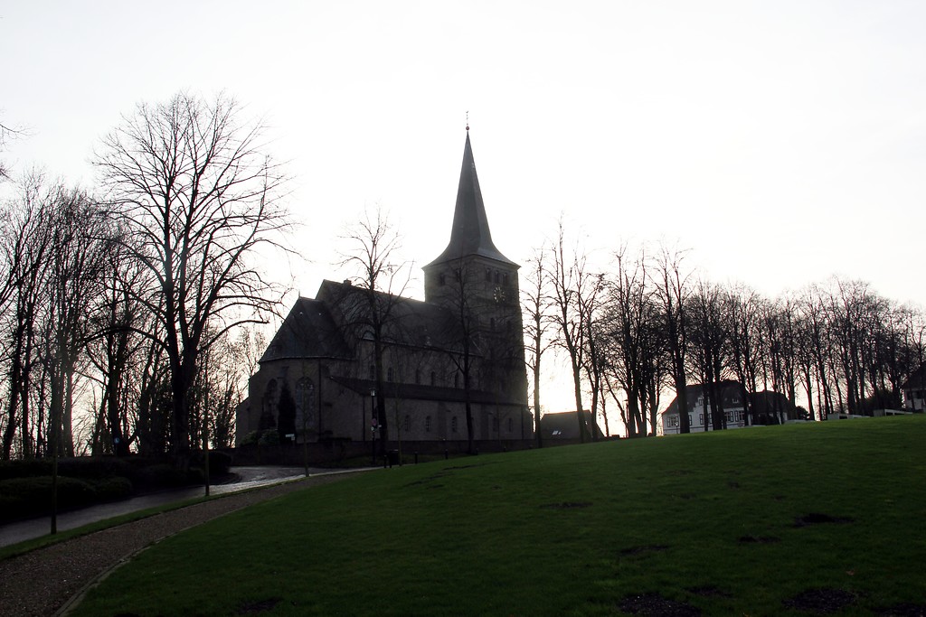 Die Pfarrkirche St. Vitus in Elten vom Osten aus gesehen (2015)
