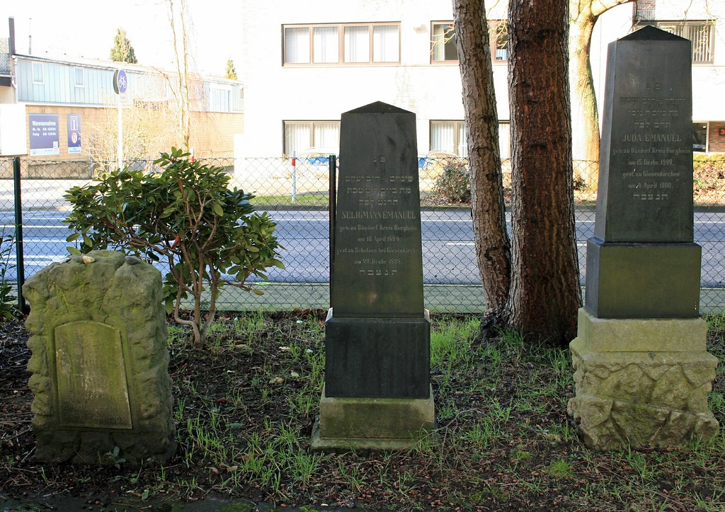 Grabsteine auf dem jüdischen Friedhof am Düvel in Giesenkirchen-Schelsen (2015).