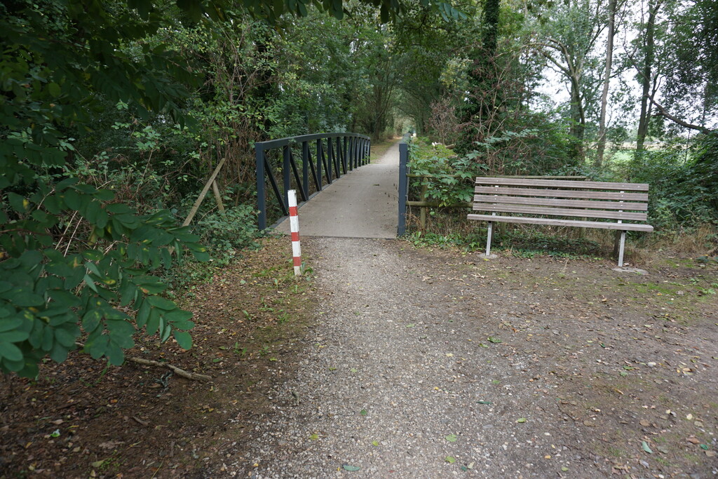 Goch-Hommersum / Gennep, Grenze Deutschland / Niederland (2018). Nachbau der Brücke der Boxteler Bahn über die Kendel, heute Radweg.