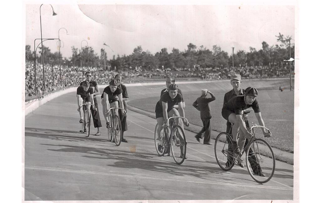 Historische Aufnahme von der Radrennbahn im Sportpark Köln-Müngersdorf (1947), Start der 4er Mannschaft des RC Colonia mit (von vorne) Heinz Kolling, Viktor Wichterich, Willi Trost und Clemens Kaufmann.