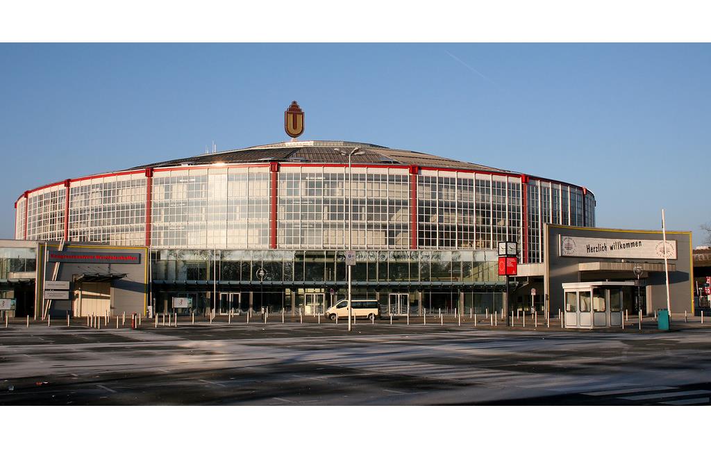 Die Dortmunder Westfalenhalle 1 im Winter 2008, auf dem Dach das "Dortmunder U" der Union Brauerei.