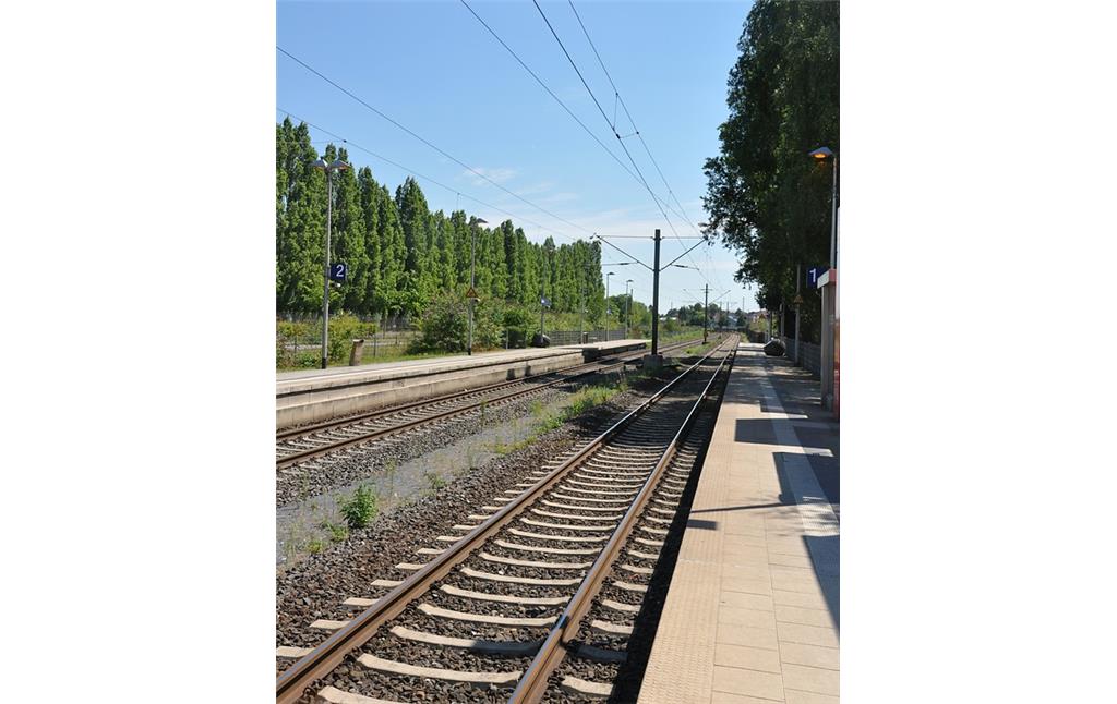 In Richtung Osten führende Gleise der Bahnstrecke von Kaldenkirchen nach Viersen am Bahnhof Dülken (2017).