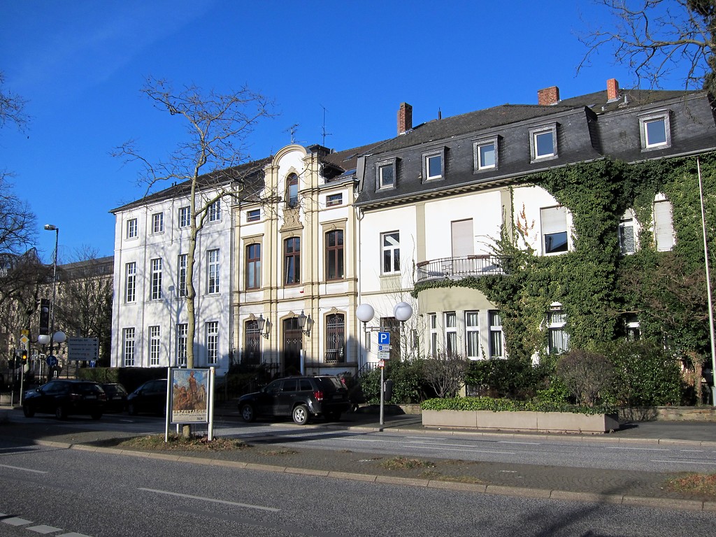 Wohnhaus Adenauerallee 113 (links) und das Katholische Militärbischofsamt, Adenauerallee 115 (mitte) in Bonn (2015).