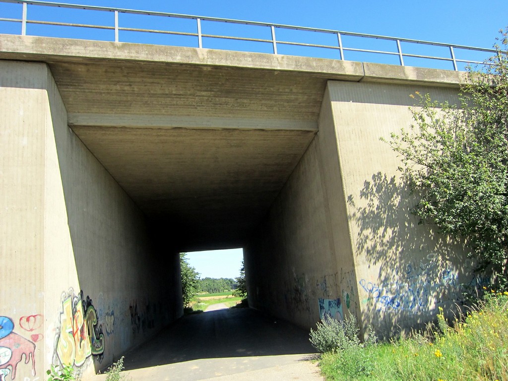 Durchfahrt unter der Soda-Brücke bei Euskirchen, Ansicht von Süden (2012).