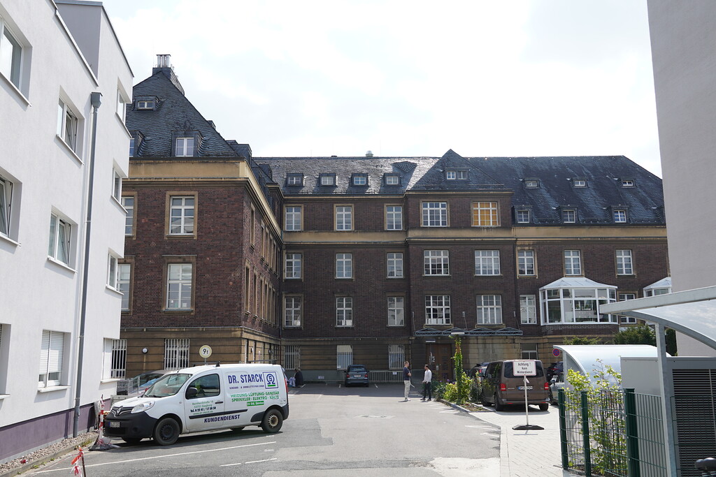 Seiteneinfahrt des Eduardus-Krankenhauses in Köln-Deutz (2022)