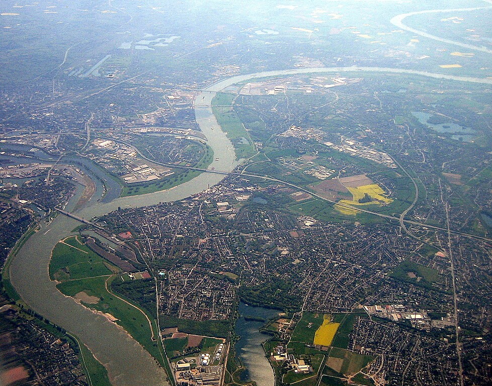 Luftaufnahme vom Rhein bei Duisburg-Homberg (2008). Blick von Norden, links im Bild die Ruhrmündung zwischen Ruhrort und Neuenkamp.