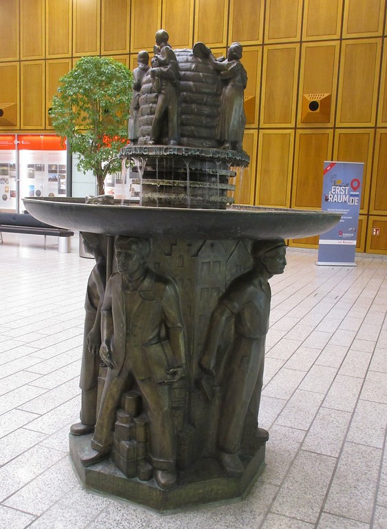 Der Kölnisch-Wasser-Brunnen in der Schalterhalle der Kreissparkasse am Neumarkt in Köln-Altstadt-Süd (2019)