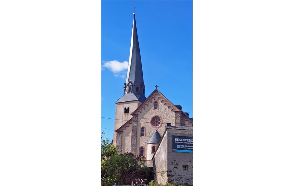 Blick aus südlicher Richtung auf die katholische Pfarrkirche Sankt Pankratius in Kaisersesch mit dem schiefen Kirchturm (2024). Das Gebäude Balduinstraße 10 rechts im Vordergrund besteht teils aus der früheren Stadtmauer, was von innen und zum Teil auch von außen deutlich zu erkennen ist.