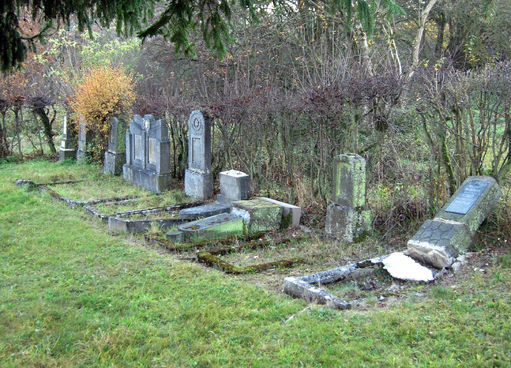 Umgestürzte Grabsteine auf dem jüdischen Friedhof in Kaisersesch (November 2011).