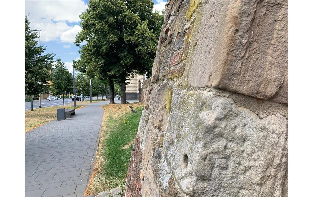 Details des mittelalterlichen Mauerwerks am erhaltenen Rest der Dürener Stadtmauer in der Wallstraße (2019).
