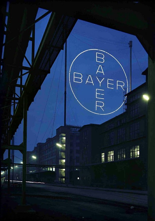Das Bayer-Kreuz auf dem Dach des Farbenlagers, Gebäude B 9 im Jahr 1958.