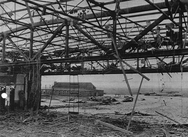 Historisches Foto (kurz nach dem Zweiten Weltkrieg): die zerstörte Halle des Hangelarer Flugplatzes.