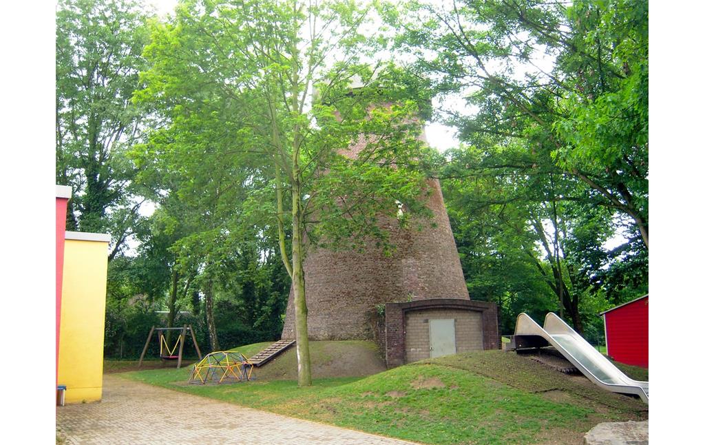 Die Kiebitzmühle in Duisburg-Hamborn, seitliche Teilansicht (2016).