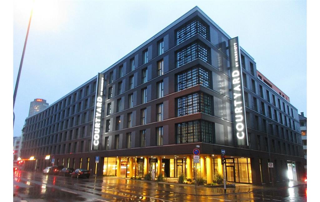 Das 2014 eröffnete Geschäftshotel "Marriott Courtyard" am früheren Firmensitz von "Afri Cola" an der Turiner Straße in Köln-Altstadt-Nord (2021).