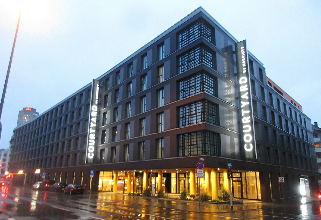 Das 2014 eröffnete Geschäftshotel "Marriott Courtyard" am früheren Firmensitz von "Afri Cola" an der Turiner Straße in Köln-Altstadt-Nord (2021).
