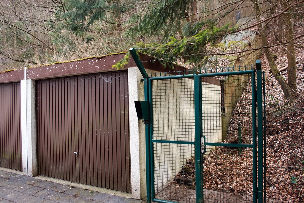Der Doppelgarage getarnte Eingang zum früheren Atombunker Ausweichsitz der Landesregierung NRW (2009).