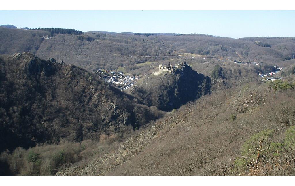 Blick vom Aussichtspunkt "Teufelslay" auf die Burgruine Are bei Altenahr im Landkreis Ahrweiler (2021).