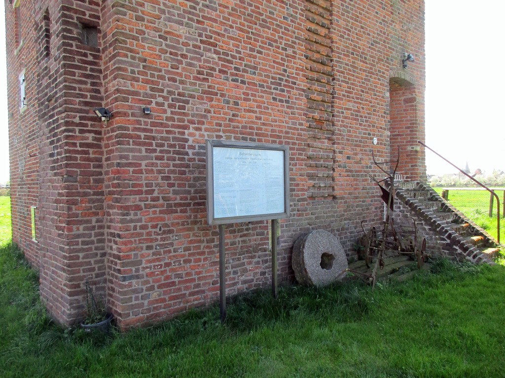 Der Eingangsbereich an der Nordseite des Battenbergturms am Buschkampshof in Rees-Haldern (2016).