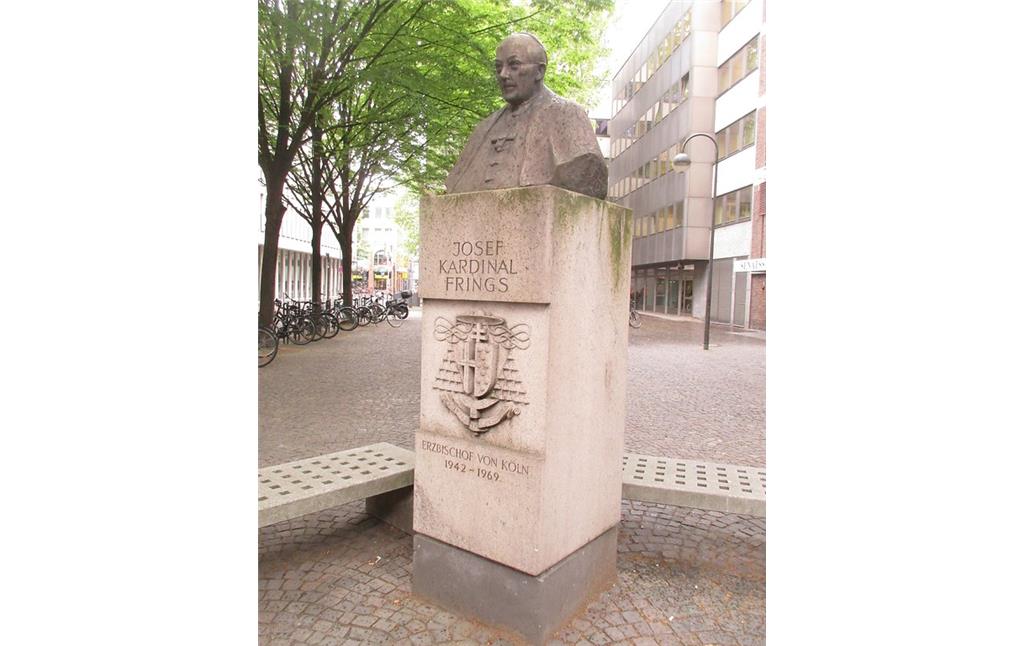 Das Denkmal für Josef Kardinal Frings, Erzbischof von Köln 1942-1969, am Kölner Laurenzplatz in Altstadt-Nord (2019).
