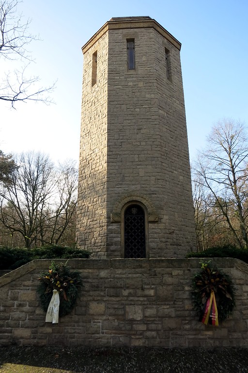 Der 1912 erbaute achteckige Aussichtsturm aus Kalksteinquadern auf dem Soldatenfriedhof Kolmeshöhe in Bitburg (2015).
