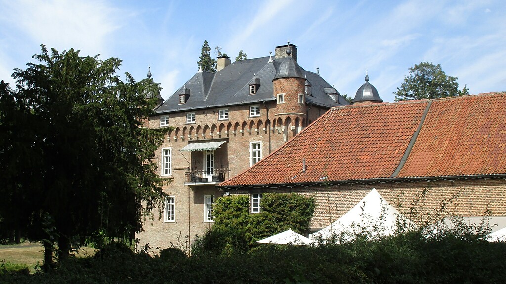 Blick aus dem umgebenden Park auf das Gebäude des Schlosses Loersfeld in Kerpen (2022).