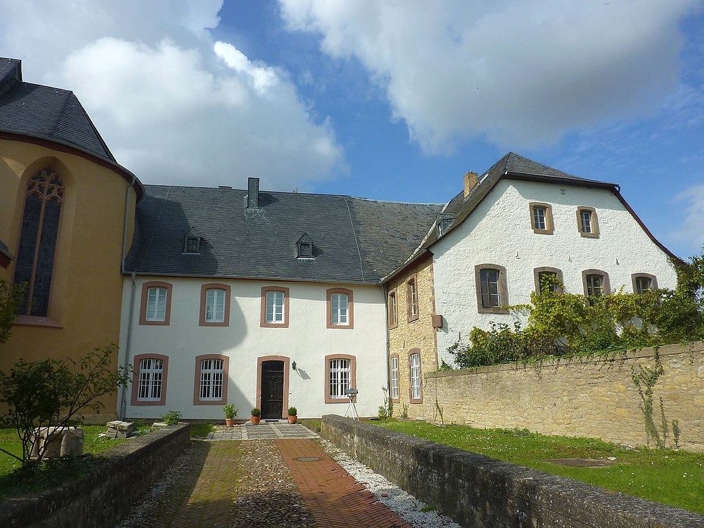 Klostergebäude der 1802 aufgehobenen Zisterzienserinnenabtei "St. Stephani Auffindung" in Zülpich-Bürvenich (2015), links davon die heutige Pfarrkirche St. Stephanus.
