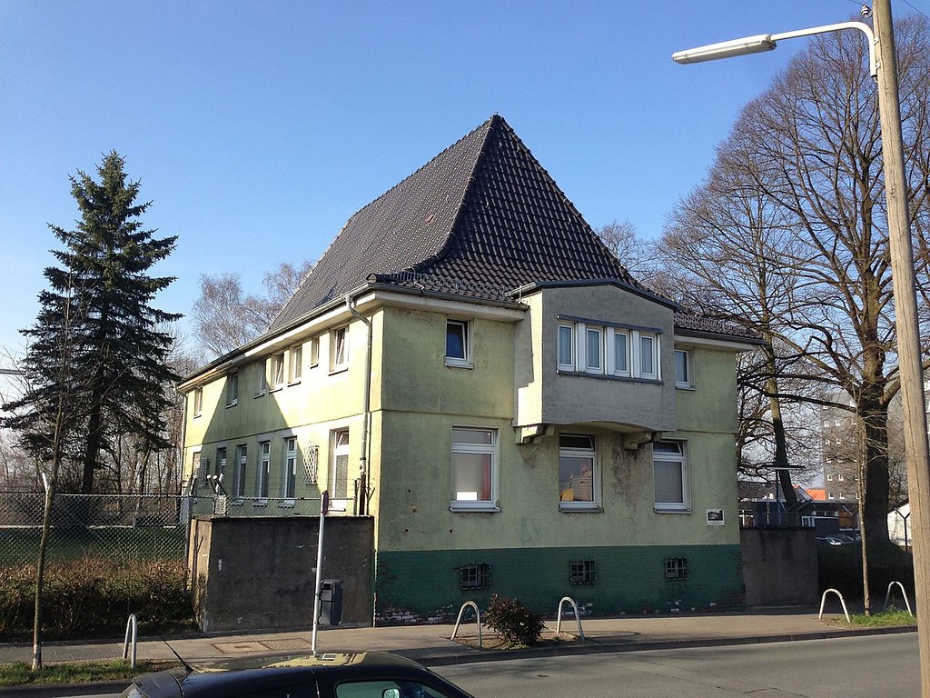 Das Haus in der Müngstener Straße Nr. 35 in Wuppertal-Barmen gilt als letztverbliebener baulicher Überrest des 1909 eröffneten und 1952 abgerissenen Barmer Stadions (2014)
