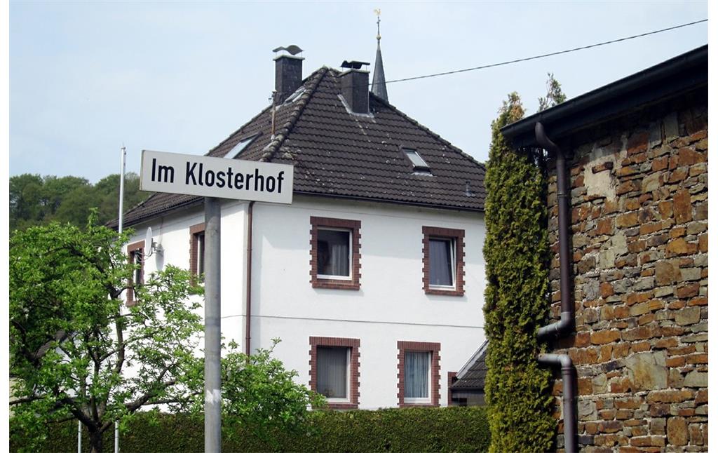 Straßenschild der Gasse "Im Klosterhof" in Windeck-Herchen (2014). Der Name bezieht sich auf das Ende des 16. Jahrhunderts untergegangene Augustinerinnenkloster (vorher Zisterzienserinnen).