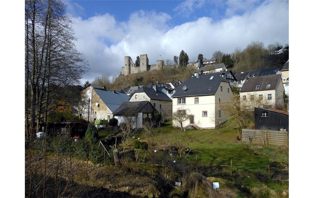 Blick über den Ort Schönecken mit der Burgruine im Hintergrund (2014)