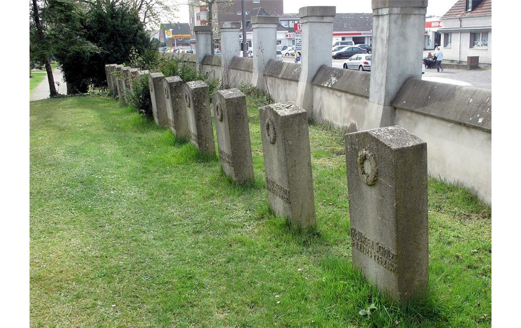 Grabstellen des Soldatenfriedhofs, der sich unmittelbar neben dem Jüdischen Friedhof in der Klever Straße in Moers befindet (2014)