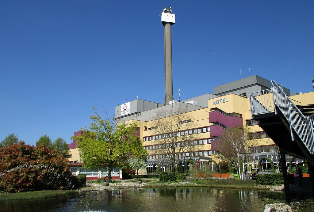 Früheres Atomkraftwerk "Schneller Brüter" Kalkar, Blick auf die Hotelanlagen im heutigen Freizeitzentrum "Wunderland Kalkar" (2016).
