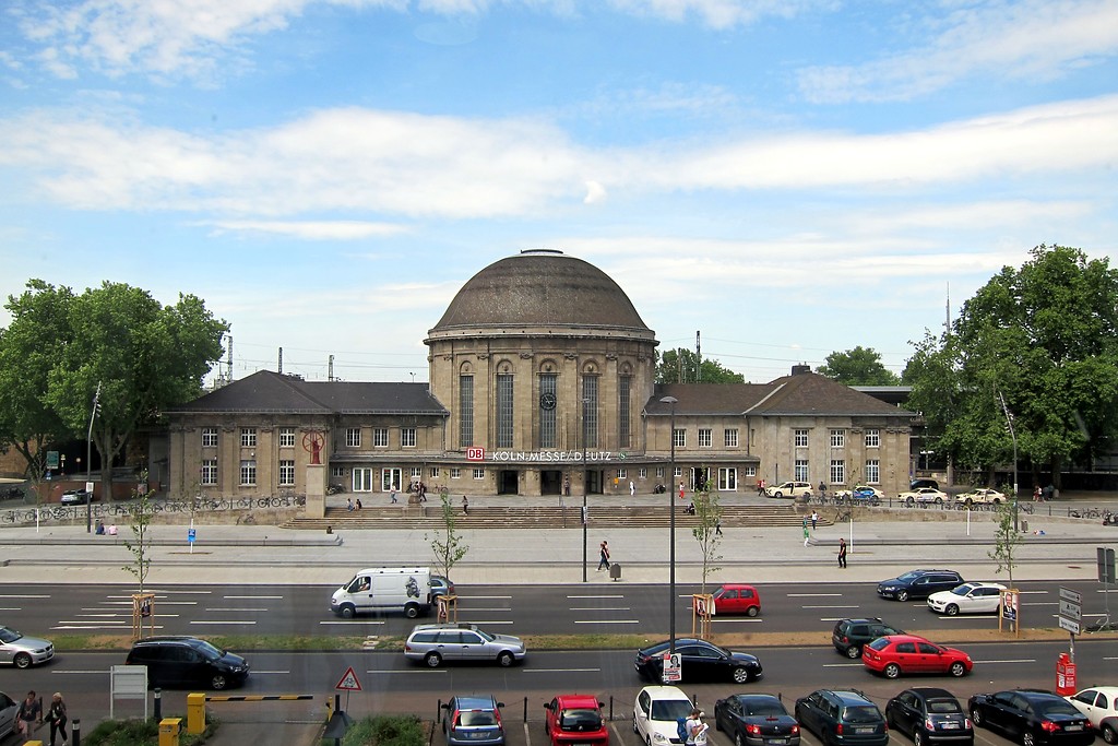 Das Gebäude des Bahnhofs Köln Messe/Deutz mit dem Bahnhofsvorplatz (2014)